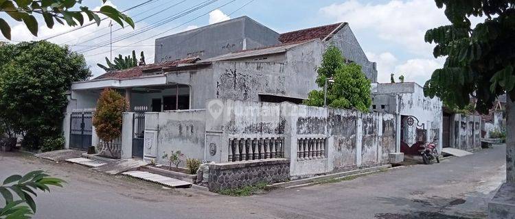 Dijual Rumah Tinggal Hook Dan Kebun di Jalan Veteran, Gurah, Kota Kediri 1