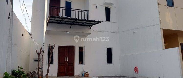 Disewakan Rumah 2 Lantai Bagus Murah Untuk Hunian Keluarga  1