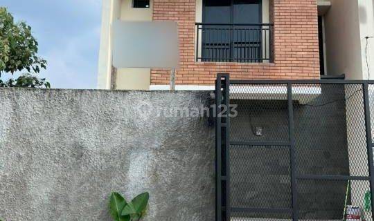 Rumah Baru 2 Lantai Fresh dgn Luas 102m2 di Komplek Pondok Kelapa 1