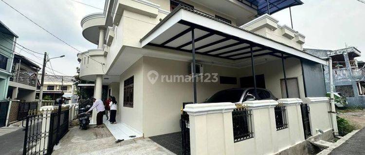 Rumah 2 Lantai Luas 165m2 Dengan 5Kamar Tidur di Komplek Pondok Kelapa 1