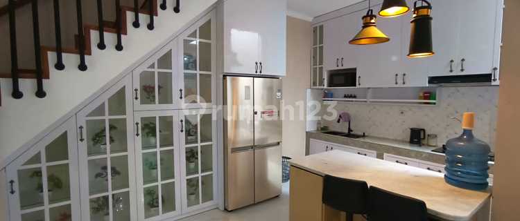 Luxuriously Furnished 5-Bedroom, 4-Kitchen, 350m² Building Area, 180m² Land Area. 1