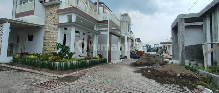 Strategic Villa Residence Midway Between Batu and Malang City, close to UMM 3 campus. 1