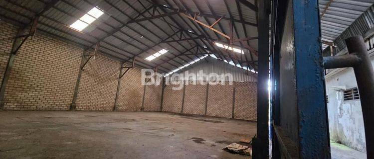 Di Sewakan Gudang ada 3 Gudang. lokasi tengah kota. pinggir jalan besar. sangat strategis.  1