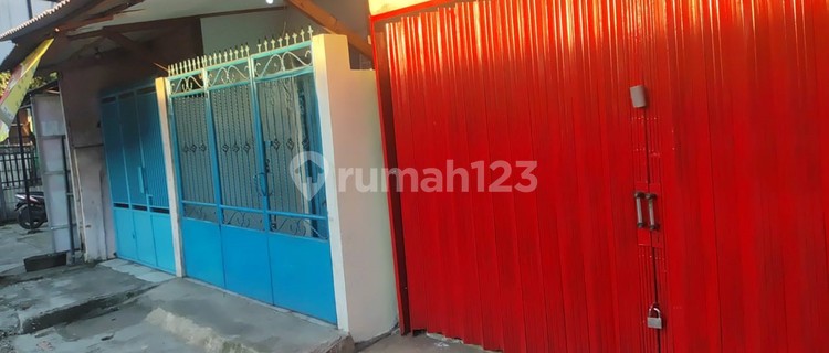 Business House for Rent in a Super Strategic Location, Main Roadside, Pekayon Area, Pasar Rebo, East Jakarta 030 1