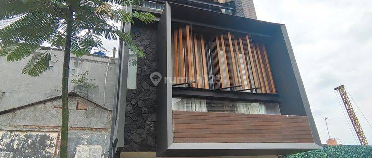 Rumah Modern 3 Lantai Dekat Daerah Bisnis Gatot Soebroto Jaksel 1