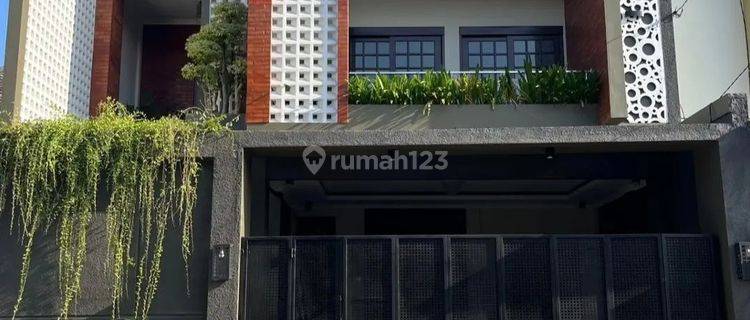 HUNIAN PREMIUM DEKAT STADION MAGUWOHARJO 3 LANTAI ADA ROOFTOP 1