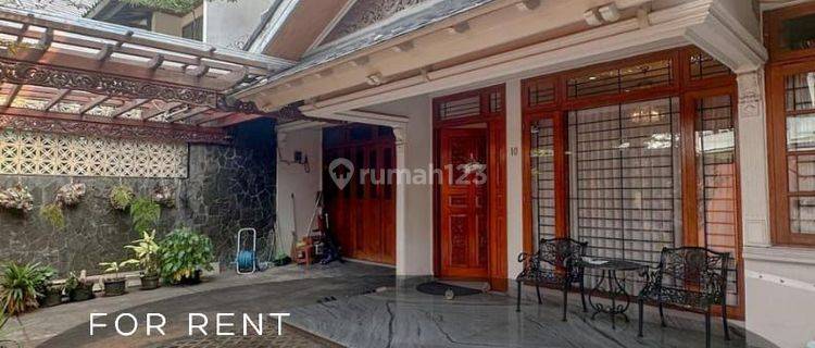 Rumah disewakan 2 lantai bagus di Kebayoran Baru harga menarik  1