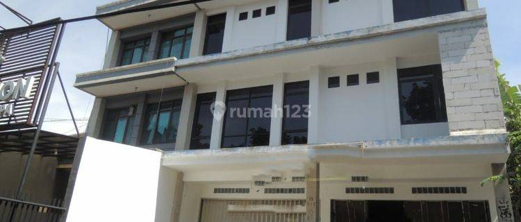 Dijual Ruko 3 Lantai di Jalan Surya Sumantri 1