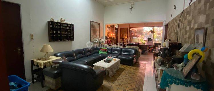 Rumah Klasik Sayap Pasirkaliki, Bandung Semi Furnished 1