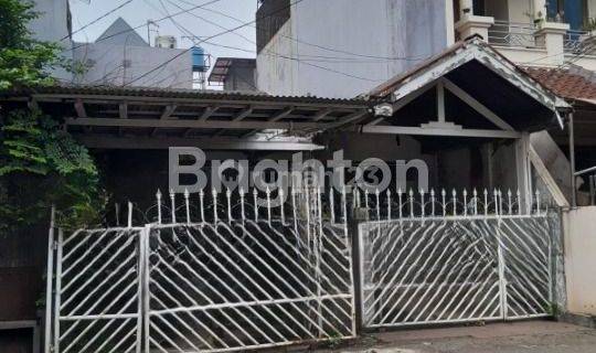 RUMAH UNTUK DI BANGUN ULANG LOKASI BAGUS ROW JALAN 4 MOBIL 1