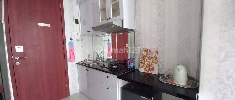 Apartemen 1 BR Furnished Posisi Hoek 2 View di Depok 1