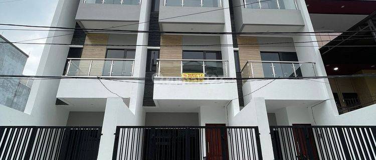 Rumah Baru 3 Lantai di komplek perumahan di Jelambar Jakarta Barat 1