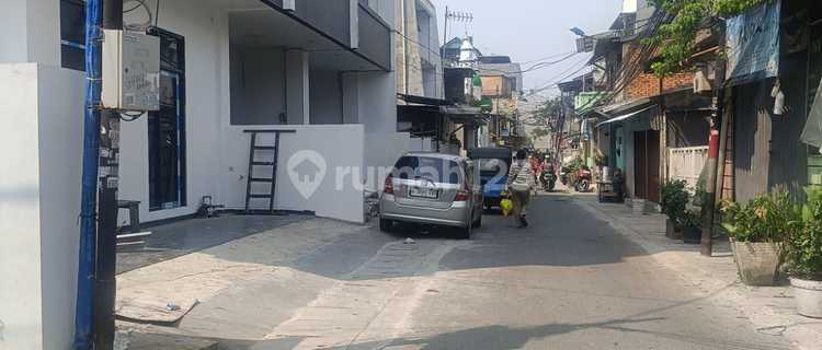3-Storey House with 3 Bedrooms in Kemayoran, Flood-Free, Suitable for Business 1