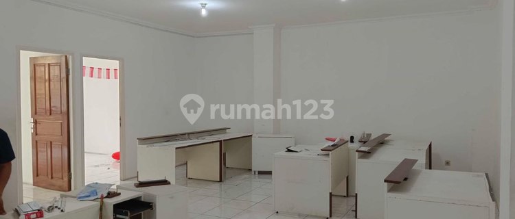 For Rent: 3-Story Row Shop in Matraman 1