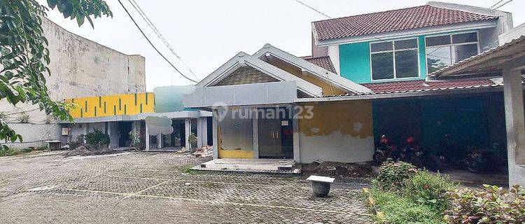 Rumah Usaha 2lt. Nol Jalan Raya. Parkir luas muat 20 mobil
 1