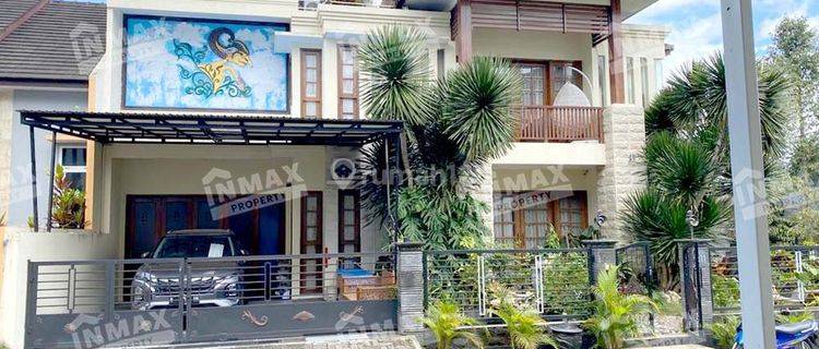 Rumah 3 Lantai Semi Furnished di Villa Batu Residence, Batu 1