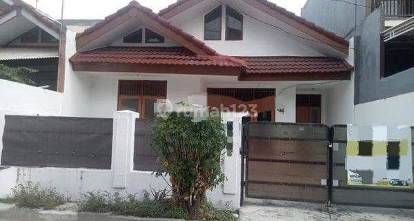 Rumah hadap timur siap huni dalam perumahan Permata Harapan Baru, Harapan Indah Kota Bekasi 1