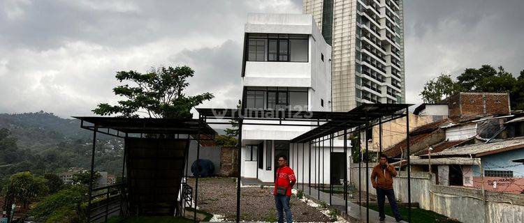 Ruang Usaha Dengan Taman Luas di Daerah Dago Atas Bandung 1