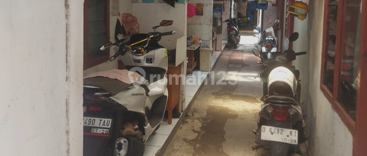 For Sale: Boarding Rooms with Ensuite and Shared Bathrooms, plus a Shop House in Pagarsih. 1