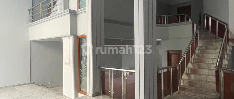 Magnificent Artistic Well-Maintained House, 5+1 Bedrooms, 4 Carports in Sunter 1