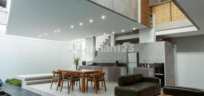 Modern tropical villa for sale in the Perenenan area of Canggu Bali 1