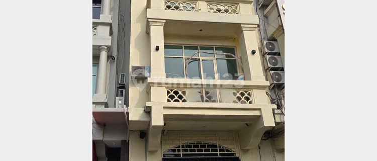 For Sale Nice Shop House 300 m2 Senayan, South Jakarta 1