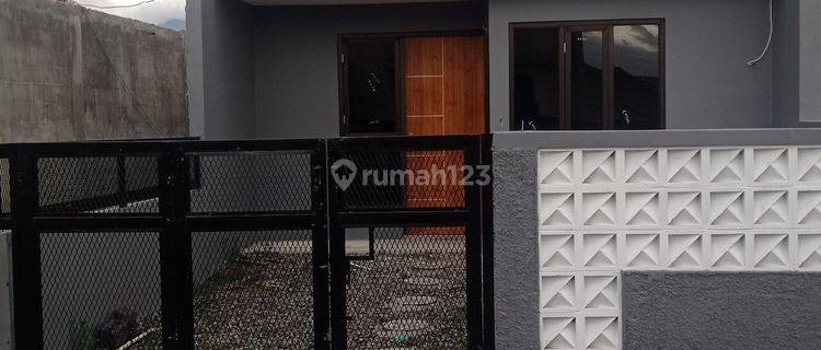 Rumah Minimalis Modern Model Scandinavian Pinggir Jalan Utama  1