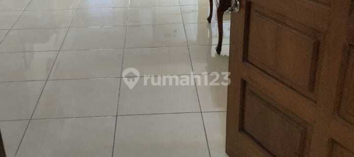Apartement 3 BR Butuh Strategis Bebas Banjir 1