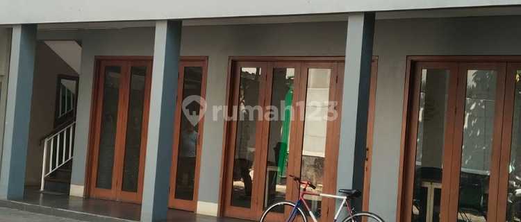 Disewa Gedung Kantor/Usaha 2.5 Lt, Bagus dan Rapi di Rawamangun, Jakarta Timur 1