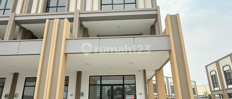 For Rent, Strategic Shop House by the Roadside, in Front of Paramount Car Market. 1