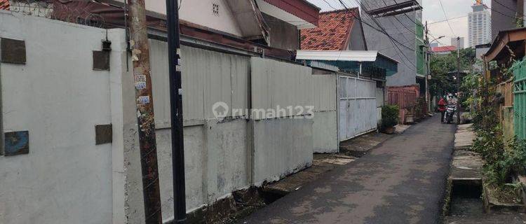Rumah butuh renovasi lokasi dekat sekali dengan SARINAH Thamrin di Kp. Bali Jakarta Pusat 1