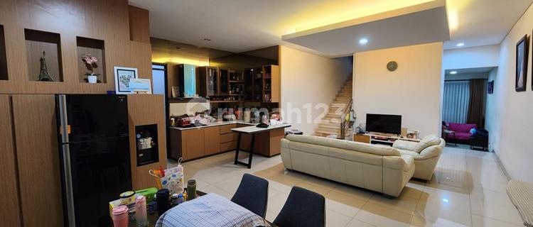 Dijual Rumah Bagus Turun Harga Luas Terawat Siap Huni Semi Furnished 2 Lantai di Singgasana 1