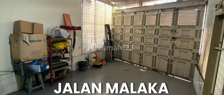 Dijual Rumah 2 Tingkat Semi Furnished Jalan Malaka 1