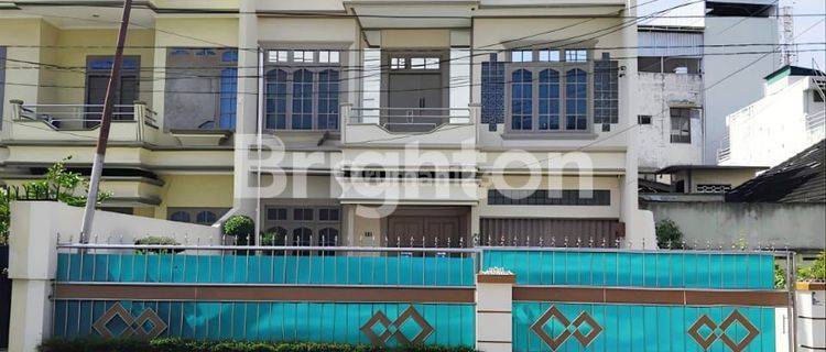 Rumah Lebar 9,25 Meter Jalan Malaka Lokasi Favorit Semi Furnished 1