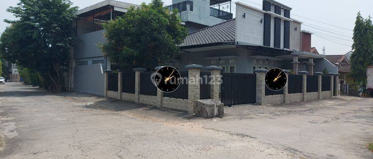 Rumah Mewah Dengan Interior Semi furnished di Bukit Sejahtera Poligon, Palembang 1