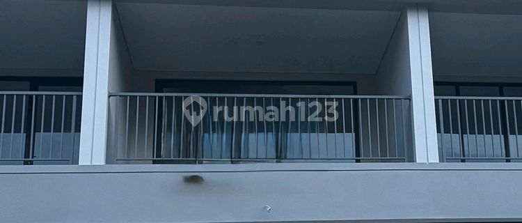 For Rent Front Row Shop House 3 Floors in Legenda Wisata 1