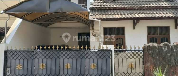 Quick Sale 2-Story House in Kayu Putih, Pulo Gadung Village, East Jakarta 1