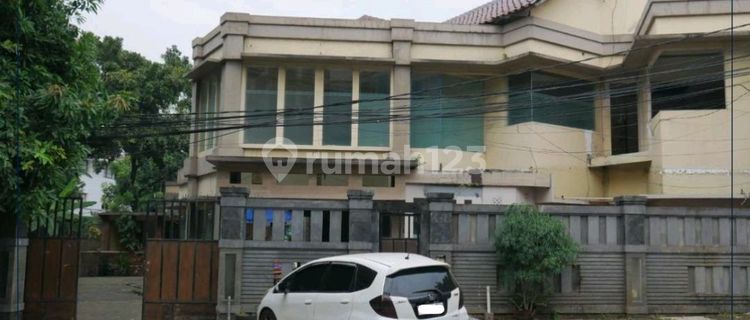 Rumah Hoek Bangunan Lama Lokasi Strategis 1