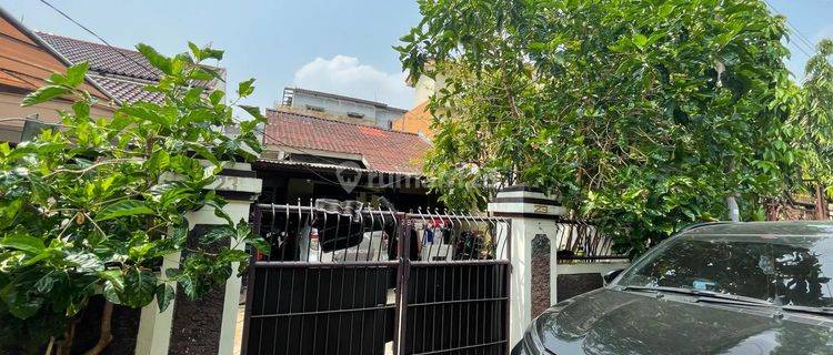 Rumah Bagus Semi Furnished Siap Huni di Perum Pln, Jakarta Timur 1