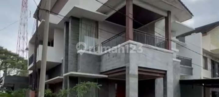 Well-Maintained Hook House Ready to Occupy 2 Floors with Bandung City View in Pasir Impun Bandung 1