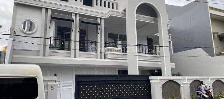 ( 69 ). Rumah Dua Lantai American Style Dalam Lingkungan Elite 1