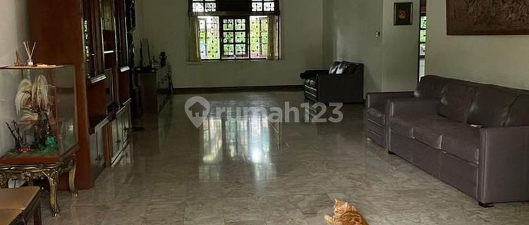 Rumah lama terawat, daerah tenang, jarang ada 1