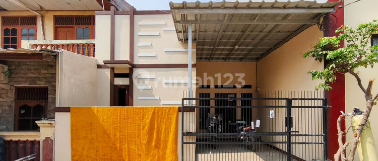 Well-Maintained 3 BR House Near Summarecon Mall Bekasi, SHM, Ready to Occupy J-30647 1