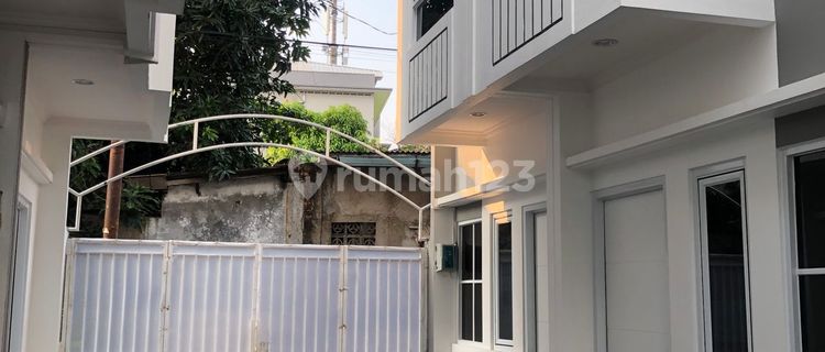 Rumah minimalis modern 2 lantai jakarta 1