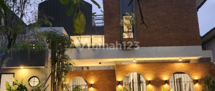Luxury House in BSD, 3 Floors Near Toll Road and Train Station 1