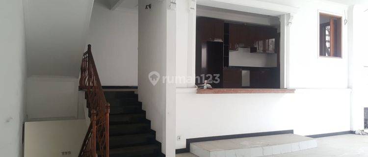 Rumah 2,5 Lantai di Permata Buana, Jakarta Barat 1