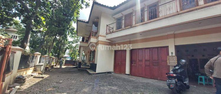 Rumah 2 Lantai Bagus Untuk Kantor Dan Usaha, Sayap Jalan Surapati 1