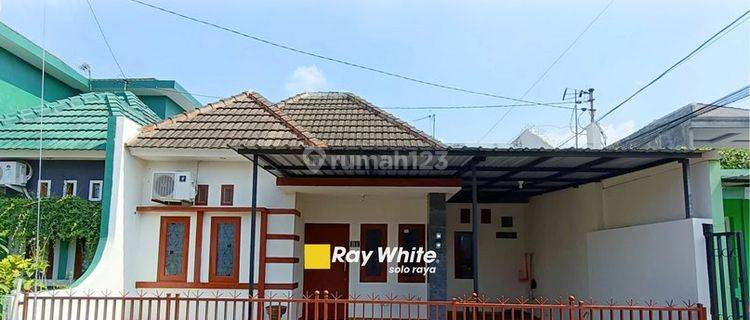 Rumah Bagus Furnished Siap Huni Lokasi Perum Griya Aliza Colomadu 1