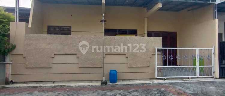 Disewakan Rumah 1,5 Lantai , Kt 3 , Km 2, Listrik 2200 W , Air Pam, Ada Garasi, Ada Carpot. Dekat Jalan Madukoro. 1