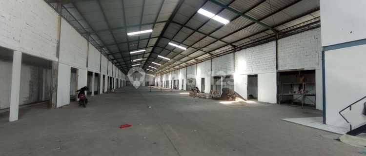 FOR RENT NEW WAREHOUSE + 3-STORY OFFICE. Already equipped with a goods crane, warehouse height 9.5 meters. NEW WAREHOUSE + OFFICE ready to use. 1